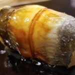 日本橋蛎殻町 すぎた - (22)真穴子(産地聞き忘れ)、煮ツメ
      産卵期は初夏～初秋、旬は夏～秋。
      ふわふわと柔らかい煮穴子、そして温かいシャリ。
      拡がる旨み、ツメもちょい甘で濃過ぎず軽やかな後味です。