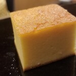 日本橋蛎殻町 すぎた - (23)玉
      ふっくら&しっとりの焼き上がり、穏やかな甘さが印象的です。
      芝海老の擂り身が入っているのでしょうか。