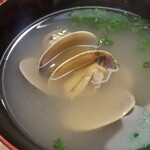 日本橋蛎殻町 すぎた - (24)浅蜊汁
      やはりお汁ものを頂くとホッとします。
      素晴らしいお料理の締め括りに温かいものを胃袋に入れると落ち着きますし、余韻を楽しむ気持ちになります。