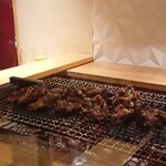 銀座 しのはら - タレに漬け込まれた後、網焼きにします