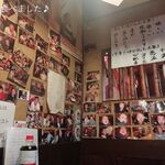 ざぶとん - 店内はお客様との思い出でびっしり！！！