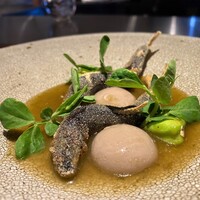中土 - 稚鮎のセモリナフリット 鮎のペーストカプセル添え　蕗の薹のソースと魚介のソースのコラボレーションが斬新な新作メニューです♪