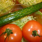 レストランマルゴー - 生野菜をドーンとくれた＾＾キャベツレタスはカットしてあるものだけど胡瓜トマトは丸ごと＾＾豪快で太っ腹なマスター(^_-)-☆