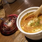 Dining Bar KISAKU - お通し　玉子とベーコンのスープ
                      風が冷たかったので温かいのがすごく嬉しかった！
                      この器とスプーンもほっこりする