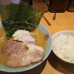 家系ラーメン 貫徹家 - ﾗｰﾒﾝ750円+ﾁｬｰｼｭｰ多め200円+ﾗｲｽ100円