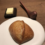 ラチュレ - ランチスペシャルコース８２２８円（総額）。パン。熱々での提供です。バターがスーッと溶けて、とても良い感じです（╹◡╹）