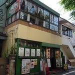 トラットリア・オゼール - 二階建て。一階はカウンター、二階はテーブル席。