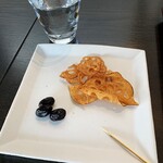 甘納豆かわむら - サービス試食の蓮根チップと黒豆。