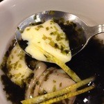 ほうば - スープの下には、滑らかな卵（茶碗蒸しのような）。ちょっと和風なスープでした。