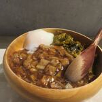 酒肴麺飯 アテニヨル Little China - 先ずは魯肉飯「ルーローハン」６００円の出来上がりです。