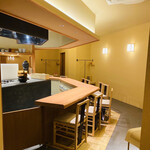 Yasohachi - オープンキッチンをぐるりと囲むカウンター席は開放感あり。