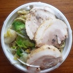 麺屋CHIKUWA - 豚骨醤油ヤサイモヤシらーめん豚まし(レンジアップ前850円)