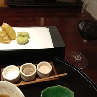 旬彩天 つちや - 揚げたてを少しずつ＆リーデルのグラスにつがれたワイン