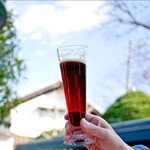 福生のビール小屋 - ミュンヒナーダーク(グラスサイズ)    500円
            誰の手だ？？