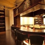 ディベルタ - ライブ感たっぷりのオープンキッチン前の特等席！