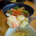 Muten Kura Zushi - 茶碗蒸しの中にはベビーホタテと蟹の身