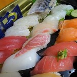 Muten Kura Zushi - 真ん中が桜鯛2貫で200円(税抜)