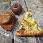 ロリアン - 料理写真:ゴーダチーズときのこクリームピザ、牛すじカレーパン、生チョコドーナツ(2020/04撮影)
