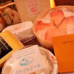 Bistro et Vin Espoir - 【チーズ】北海道新得町の共働学舎から仕入れるチーズ。チーズ盛合せでお楽しみ頂けます。