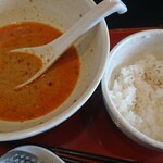 坦々麺専門　はつみ - スープと半ライス