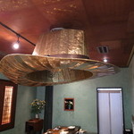 みかわ 是山居 - カウンター上の排煙ダクトの「テンガロンハット」