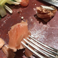 レストラン ラリューム - メニュースペシャル５８３０円（総額）。桜鱒の燻製。スモークしたものに、皮目を焼いたものです（だと思います）。生そのものの味わいで、皮目の香ばしさも楽しめ、とーっても美味しかったです（╹◡╹）（╹◡╹）