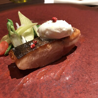 レストラン ラリューム - メニュースペシャル５８３０円（総額）。桜鱒の燻製。皮目の香ばしさと生の様子がうかがえます（╹◡╹）（╹◡╹）