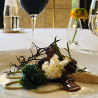 小笠原伯爵邸 - イベリコプルマ　アマランサス　パンプキンシードのプラリネ　マンサニージャソース