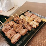 Taishuusakaba Tsuyoshi - 豚串5本盛り［500円］  右奥から  レバ、シロ、タン、カシラ、ハツ