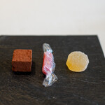 レストラン オオツ - 2020.4 プティフール（生チョコ、カシスキャラメル、洋梨のパートドフリュイ）