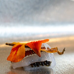 レストラン オオツ - 2020.4 久慈浜細魚 細魚皮の天日干し 薪の香りで燻製にしたキャヴィア ナスタチウム