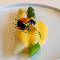 レストラン オオツ - 2020.4 地物グリーンアスパラガス フランスロワール産ホワイトアスパラガス エスプーマしたサバイヨンソース