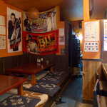 鹿児島の台所 晴廉 - 小上がりでは、地元の男性が10名ほどで盛り上がっていた。店主は矢沢永吉のファンかな～