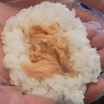 お米ダイニングメダカのがっこう - 一番人気！知床産無添加鮭はこんなに具たっぷり♪