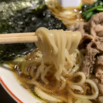 スタミナ家どろんぱっ - 麺は角の立つ中太麺