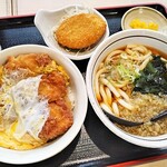 Yamada Udon - 日替わりセット月曜日の真健鶏のチキンかつ丼セットの温うどん760円(税込)サービス券でカレーコロッケ付けました。