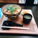 yakitoritojizakedaruma - 親子丼、漬物、鶏スープ