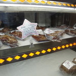 セント シュバイン - 2012年6月訪問時：ショーケースのベーコンたち…大きさによってお値段が違います