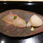 にい留 - 軽く漬けにしたシマアジとたいらぎ貝