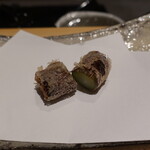 にい留 - アスパラの中と元、元の方が揚げ方で甘みが増すのがにい留マジック