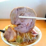 麺家 大須賀 - 分厚く大きなチャーシュー