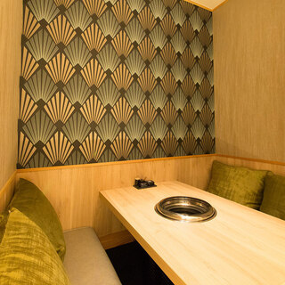 【～4名様×5部屋】
      無垢材や海外製のおしゃれな壁紙、高級感のある完全個室です