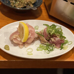 赤旨酒場 唐魂 - (左)もも 470円、(右)むね ？円