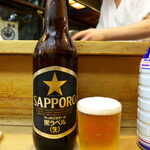 羅生門 - サッポロ黒ラベル（大瓶￥702）。瓶ビールが似合う店だが、ちょっと冷やし方が足りないかな