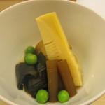 しち十二候 - 筍とフキと若布と長芋とグリンピースの炊き合わせ