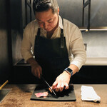 AUBE - お肉を切り分けてくださる東シェフ。私とお揃いのApple Watchジャマイカ♡