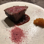 AUBE - ⚫︎鹿児島産のざき牛イチボの炉釜焼き。　干し柿ソースとハイビスカス塩でいただきます♡