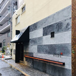 AUBE - 赤いラインが目印のファサード。1階は「Chi-Fu(シーフ)」