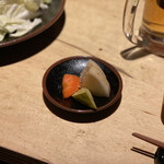炭火串焼き ちきらっちょ - お通しのお漬物(ぬか漬け)