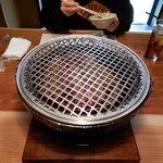 Tokusen Kurogewagyuu Yakiniku Nishijin Hatsu Ki - 七輪。静かに炭火が待機しています